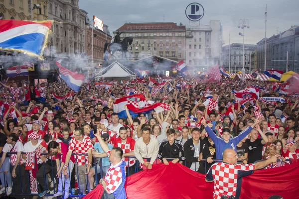 Zagreb, Hırvatistan - 11 Temmuz Hırvat futbol taraftarları Ban Jelacic Meydanı ' nda 2018 Dünya Kupası Rusya Hırvatistan – İngiltere'de 11 Temmuz 2018 Zagreb'de Emili23cinsiyet maç izlerken