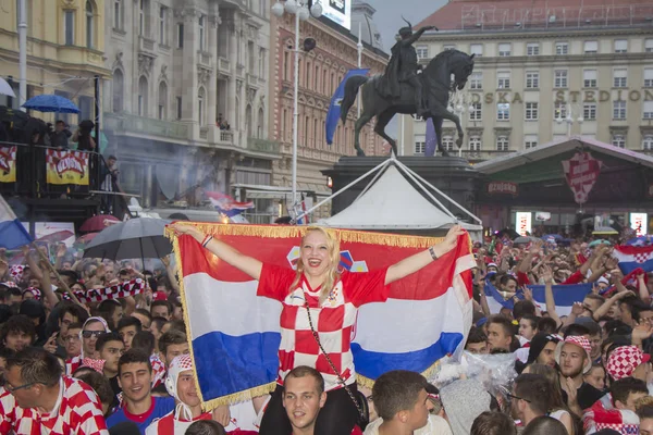 Zagreb Kroatia Heinäkuu Kroatian Jalkapallofanit Ban Jelacic Square Katsomassa 2018 — kuvapankkivalokuva