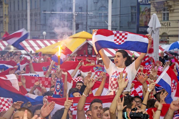 Zagreb Croatia Julho Torcedores Futebol Croata Praça Ban Jelacic Assistindo — Fotografia de Stock