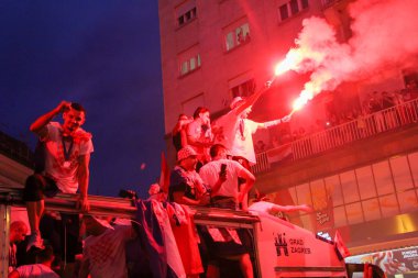 Zagreb, Hırvatistan - 16 Temmuz 2018: Hırvat futbol takımı ile hoş geldiniz ev kutlama otobüste kalabalığın arasından gelen yasak Jelacic Meydanı Zagreb, Hırvatistan