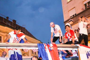 Zagreb, Hırvatistan - 16 Temmuz 2018: Hırvat futbol takımı ile hoş geldiniz ev kutlama otobüste kalabalığın arasından gelen yasak Jelacic Meydanı Zagreb, Hırvatistan