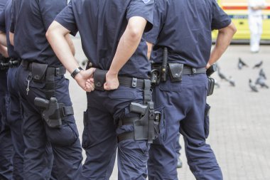 Müdahale polis merkezi şehrin sokak üzerinde vatandaş güvenlik izler