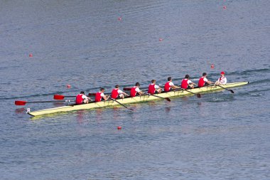 Rowers sekiz küreği kürekli tekneler sakin göl