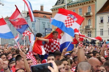 Zagreb, Hırvatistan - 15 Temmuz Hırvat futbol taraftarları Ban Jelacic Meydanı ' nda 2018 Dünya Kupası Rusya Fransa vs Hırvatistan Zagreb, Hırvatistan ' 15 Temmuz 2018 üzerinde maç izlerken
