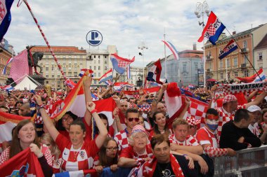 Zagreb, Hırvatistan - 15 Temmuz Hırvat futbol taraftarları Ban Jelacic Meydanı ' nda 2018 Dünya Kupası Rusya Fransa vs Hırvatistan Zagreb, Hırvatistan ' 15 Temmuz 2018 üzerinde maç izlerken