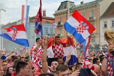 Zagreb, Hırvatistan - 15 Temmuz Hırvat futbol taraftarları Ban Jelacic Meydanı ' nda 2018 Dünya Kupası Rusya Fransa vs Hırvatistan Zagreb, Hırvatistan ' 15 Temmuz 2018 üzerinde maç izlerken