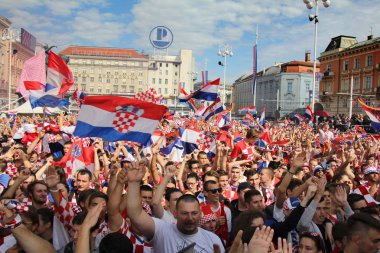 Zagreb, Hırvatistan - 15 Temmuz Hırvat futbol taraftarları Ban Jelacic Meydanı ' nda 2018 Dünya Kupası Rusya Fransa vs Hırvatistan Zagreb, Hırvatistan ' 15 Temmuz 2018 üzerinde maç izlerken