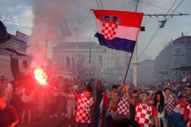 Zagreb, Hırvatistan - Fransa – Hırvatistan 2018 FIFA Dünya Kupası Rusya, maçtan sonra 15 Temmuz Hırvat futbol taraftarları kazanan 2. sırada 15 Temmuz 2018 Zagreb'de Emili23cinsiyet kutlamak