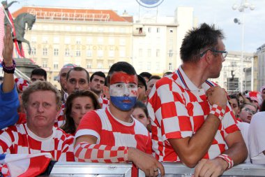 Zagreb, Hırvatistan - 15 Temmuz Hırvat futbol taraftarları Ban Jelacic Meydanı ' nda 2018 Dünya Kupası Rusya Fransa vs Hırvatistan Zagreb, Hırvatistan ' 15 Temmuz 2018 üzerinde maç izlerken