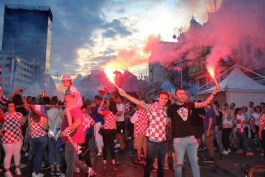 Zagreb, Hırvatistan - Fransa – Hırvatistan 2018 FIFA Dünya Kupası Rusya, maçtan sonra 15 Temmuz Hırvat futbol taraftarları kazanan 2. sırada 15 Temmuz 2018 Zagreb'de Emili23cinsiyet kutlamak