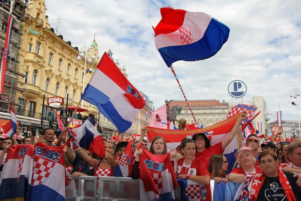 ザグレブ クロアチア 日のクロアチアのサッカー ファン イェラチッチ広場 ザグレブ クロアチアの 2018 日のフランス対クロアチアを一致 2018 — ストック写真