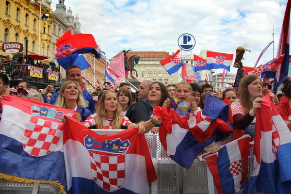 Zagreb Croacia Julio Aficionados Fútbol Croata Plaza Ban Jelacic Viendo —  Fotos de Stock