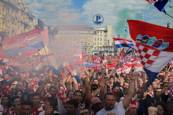 Ζάγκρεμπ Κροατία Ιουλίου Κροάτες Φίλαθλοι Σχετικά Την Πλατεία Ban Jelacic — Φωτογραφία Αρχείου