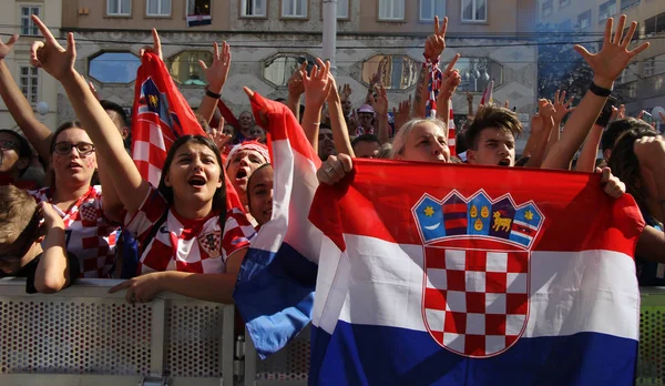 ザグレブ クロアチア 日のクロアチアのサッカー ファン イェラチッチ広場 ザグレブ クロアチアの 2018 日のフランス対クロアチアを一致 2018 — ストック写真