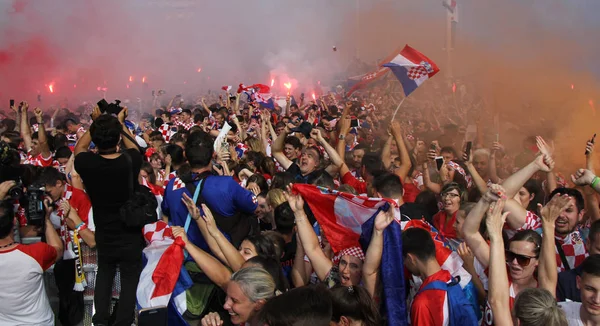 Zagreb Croacia Julio Aficionados Fútbol Croata Plaza Ban Jelacic Viendo —  Fotos de Stock