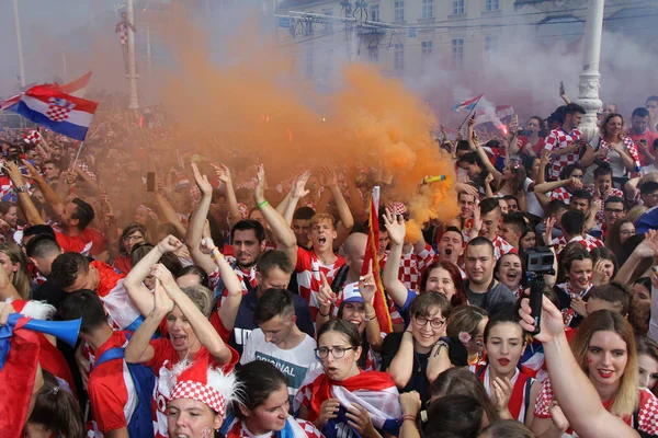 Zagreb Kroatien Juli Kroatiske Fodboldfans Ban Jelacic Square Ser 2018 - Stock-foto