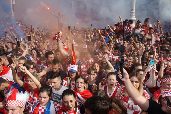 Zagreb Croacia Julio Aficionados Fútbol Croata Plaza Ban Jelacic Viendo —  Fotos de Stock