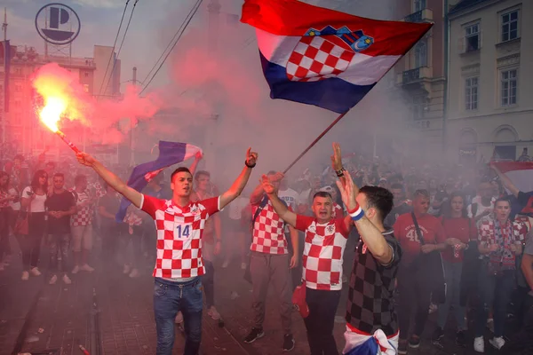 ザグレブ クロアチア フランス対クロアチア 2018 Fifa ワールド カップ ロシアの一致の後の 日のクロアチアのサッカー ファン — ストック写真
