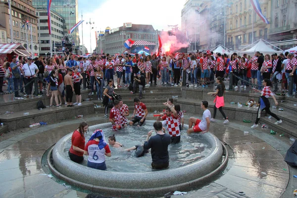 克罗地亚萨格勒布 7月15日克罗地亚足球迷赛后 克罗地亚2018国际足联世界杯俄罗斯 庆祝第二名在2018年7月15日在萨格勒布 Croati — 图库照片