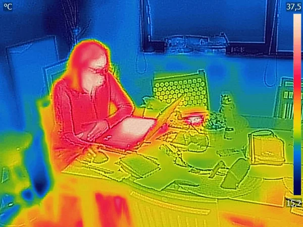 Θερμική Εικόνα Φωτογραφία Ενώ Γυναίκα Ένα Φορητό Υπολογιστή — Φωτογραφία Αρχείου