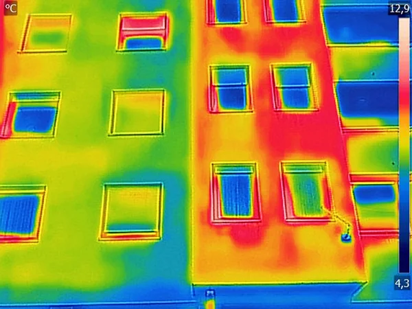 利用红外热照相机检测建筑物外热损失 — 图库照片