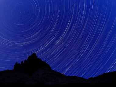 Gece gökyüzü star yollar dağın üzerinden gösterilen uzun pozlama görüntü