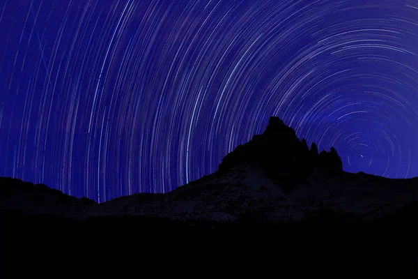 Imagem Exposição Longa Mostrando Trilhas Estrela Céu Noturno Sobre Montanha — Fotografia de Stock
