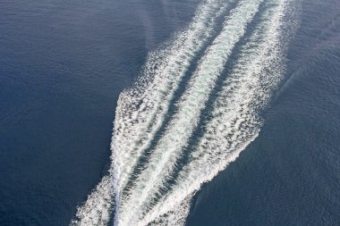 Bir motorlu tekne su, hava iz vie