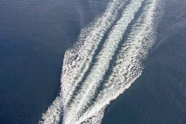 在水面上的摩托艇的踪迹 空中争夺 — 图库照片