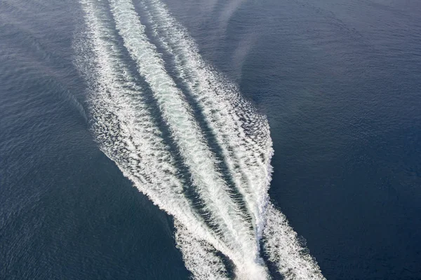 在水面上的摩托艇的踪迹 空中争夺 — 图库照片