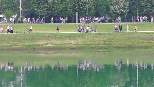 Pessoas Caminhando Longo Costa Lago Jarun Zagreb — Vídeo de Stock