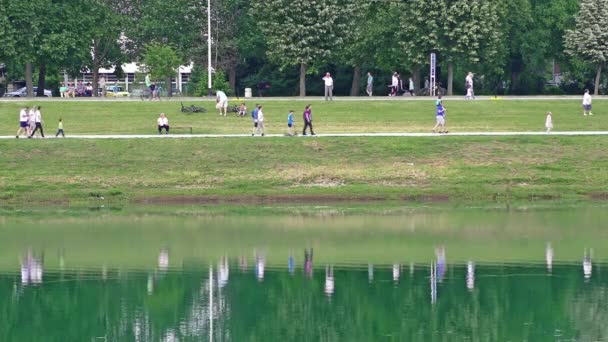 Lidí Kteří Jdou Podél Břehu Jezera Jarun Záhřebu — Stock video