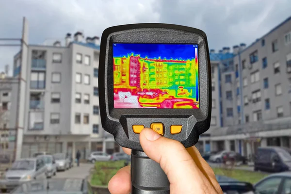 Ανίχνευση Απωλειών Θερμότητας Έξω Από Κτίριο Χρησιμοποιώντας Υπέρυθρη Θερμική Κάμερα — Φωτογραφία Αρχείου