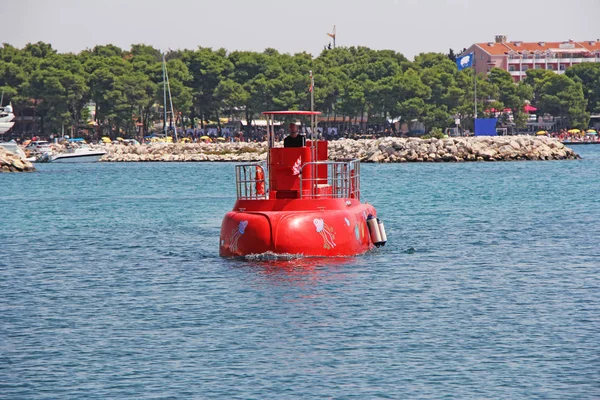 Semi Submarino Rojo Con Fondo Cristal Para Que Los Turistas —  Fotos de Stock