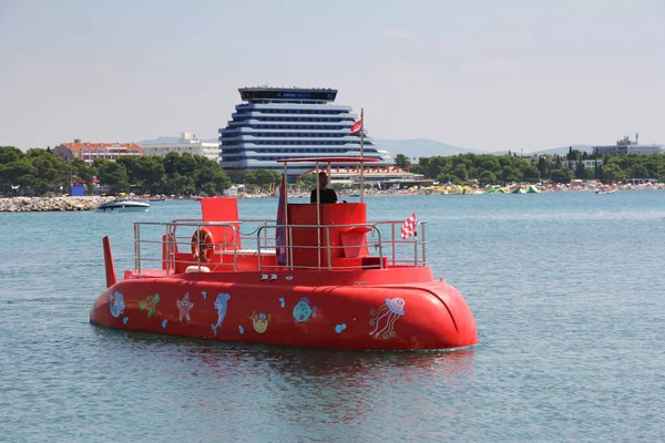 Semi Submarino Rojo Con Fondo Cristal Para Que Los Turistas —  Fotos de Stock