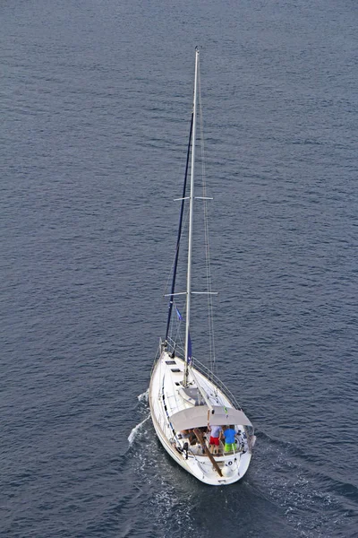 Εναέρια Άποψη Ιστιοφόρο Σκάφος Στο Μπλε Της Θάλασσας — Φωτογραφία Αρχείου