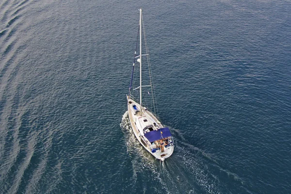 Flygfoto Till Segelfartyg Yacht Blå Havet — Stockfoto