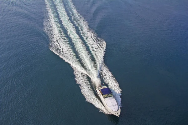 Luchtfoto luxe motor boot op zee — Stockfoto