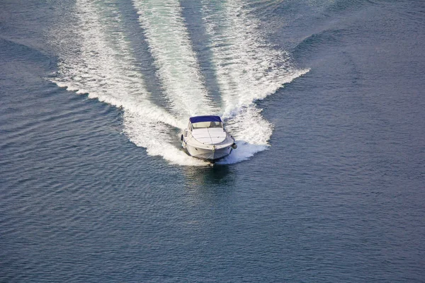 Aerial melihat perahu motor mewah di laut — Stok Foto