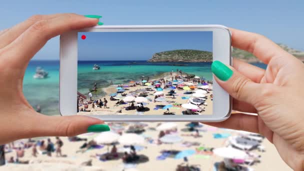 Jong Meisje Met Mobiele Telefoon Opnemen Cala Conta Beach San — Stockvideo