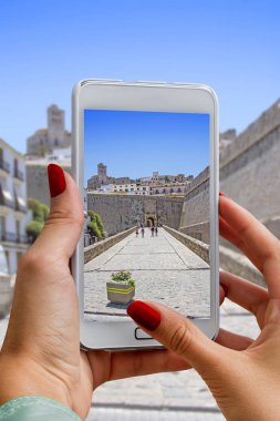 Genç kız ile cep telefonu fotoğraf giriş Ibiza eski kasaba, Dalt Vila aradı