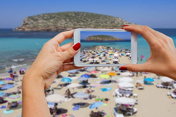 Młoda Dziewczyna Telefonu Komórkowego Fotografie Plaży Cala Conta Wyspa Ibiza — Zdjęcie stockowe