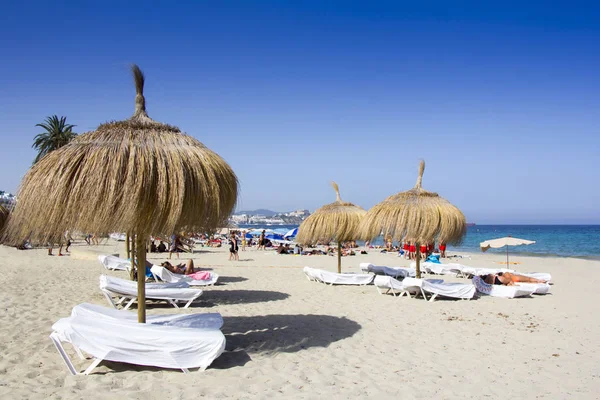 Ligbedden Parasols Aan Een Prachtig Strand Ibiza Spanje Spanje — Stockfoto