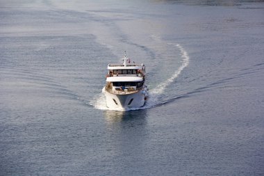 Küçük cruise gemisi Adriyatik Denizi arasında - hava fotoğrafçılığı yelken