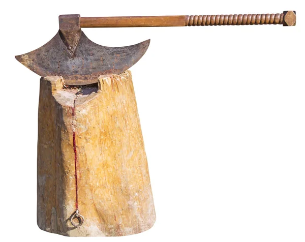在白色背景上孤立的木树桩上的刽子手旧生锈的斧头 — 图库照片