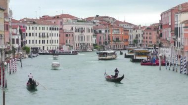 Görünüm 4k video geleneksel gondol Venedik, İtalya, ünlü Canal Grande üzerinde