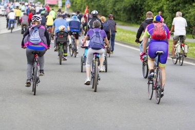 Bicyclists CIT sokaklarında trafikte