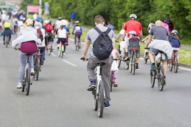 Bicyclists CIT sokaklarında trafikte