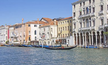 Güzel binalar, gondol, köprüler ve Vic kanallar