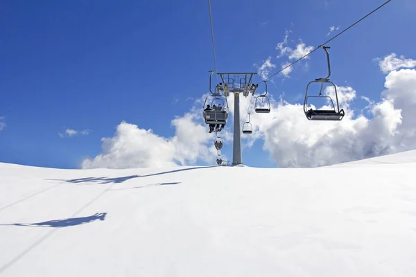 Pistes Montagne Avec Téléski Sur Une Ensoleillée Hiver — Photo